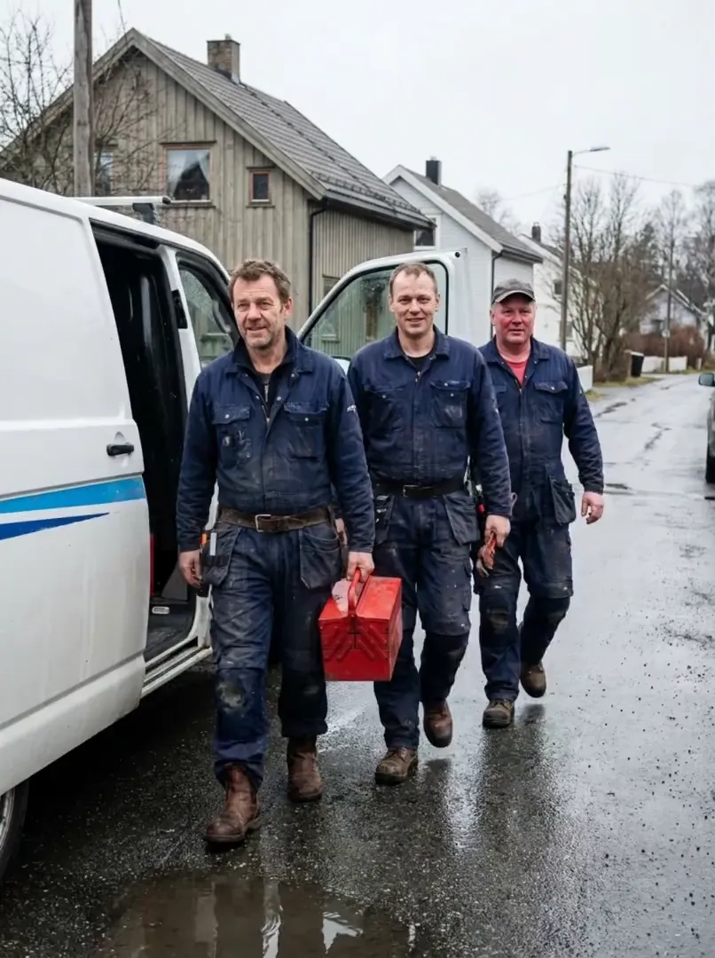 Rørleggerne i Olsen Rørlegger på vei inn til et oppdrag